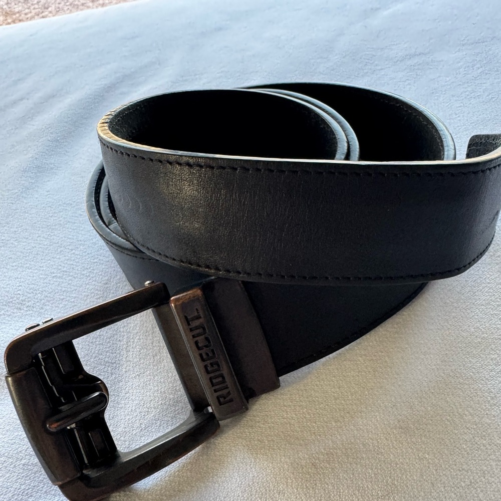 Ridgecut Men’s Black Leather Ratchet Belt
SZ XL - 48”